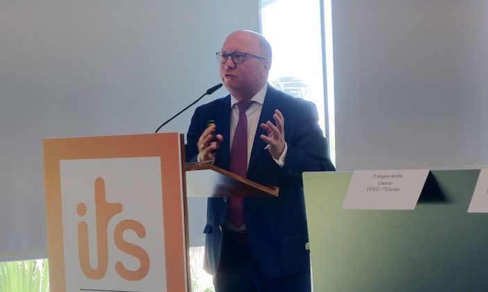 Joost Vantomme speaking at a podium