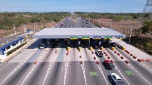 A multi-lane toll plaza on a Dominican Republic highway, part of the road network operated by RD Vial and being upgraded under Kapsch TrafficCom's SmartToll system