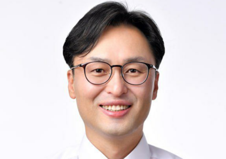 ITSWC KOREA: Chairman of ITS Korea delivers World Congress welcome message Headshot portrait of Heo Cheong-hoe, president of ITS Korea, wearing glasses and a patterned tie, against a plain light grey background