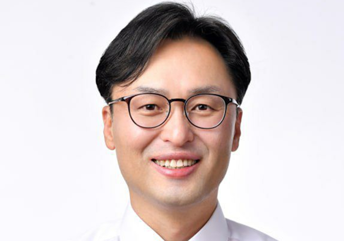 ITSWC KOREA: Chairman of ITS Korea delivers World Congress welcome message Headshot portrait of Heo Cheong-hoe, president of ITS Korea, wearing glasses and a patterned tie, against a plain light grey background